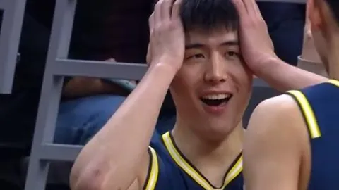 “沙特夜战2时：C罗狂奔追20分，誓夺亚冠席位毫不松懈”